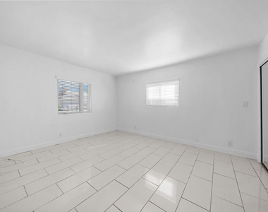 148 S Reeves Drive - Photo Thumbnail 11