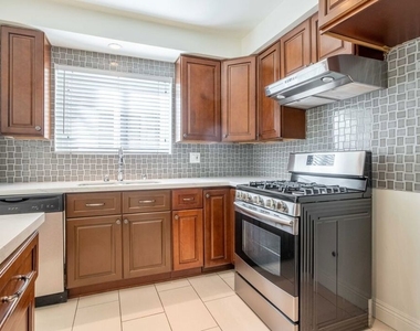 148 S Reeves Drive - Photo Thumbnail 22
