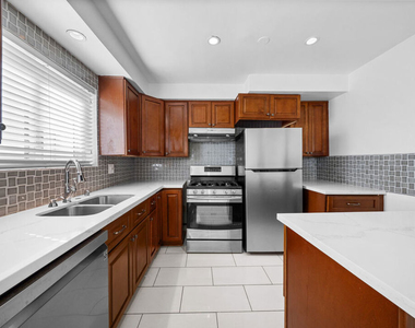 148 S Reeves Drive - Photo Thumbnail 5