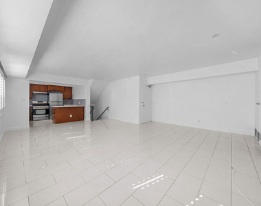 148 S Reeves Drive - Photo Thumbnail 7