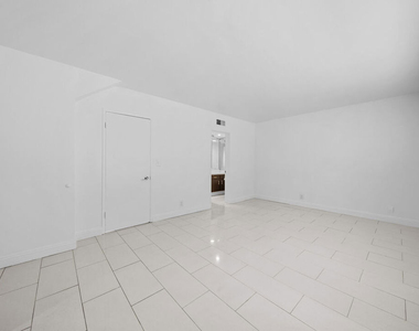148 S Reeves Drive - Photo Thumbnail 15