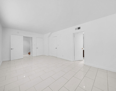 148 S Reeves Drive - Photo Thumbnail 16