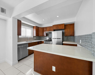 148 S Reeves Drive - Photo Thumbnail 3