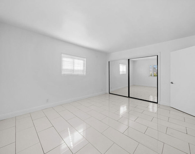 148 S Reeves Drive - Photo Thumbnail 12