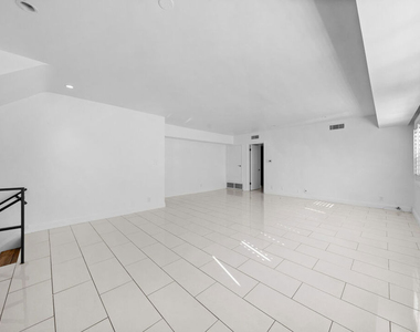 148 S Reeves Drive - Photo Thumbnail 8