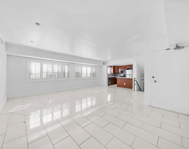 148 S Reeves Drive - Photo Thumbnail 6