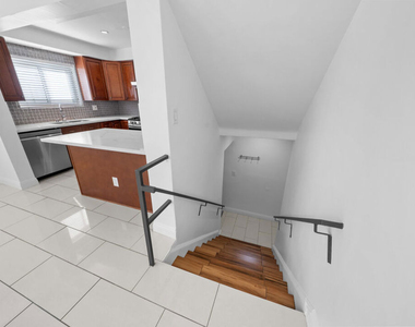 148 S Reeves Drive - Photo Thumbnail 13