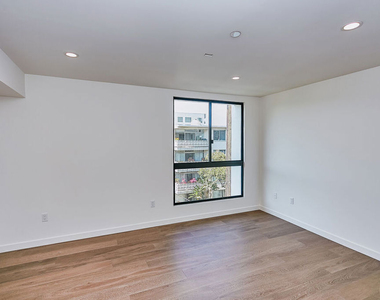 328 N Maple Drive - Photo Thumbnail 4