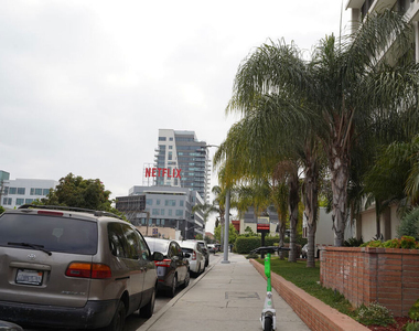 6226 1/2 De Longpre Avenue - Photo Thumbnail 7