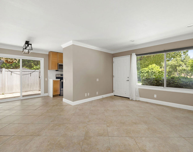 1685 E Avenida De Las Flores - Photo Thumbnail 9