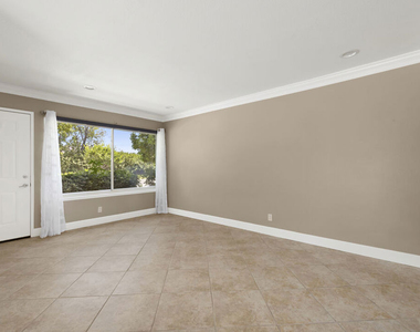 1685 E Avenida De Las Flores - Photo Thumbnail 10
