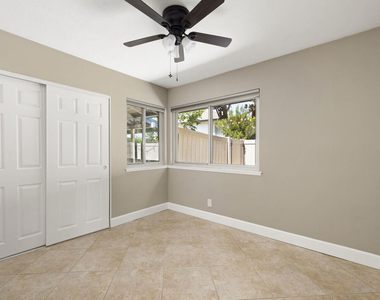 1685 E Avenida De Las Flores - Photo Thumbnail 11