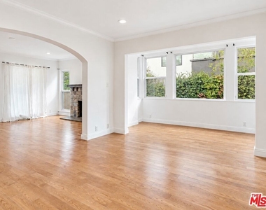 409 N Kilkea Drive - Photo Thumbnail 8