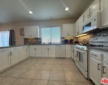 719 W Avenue Q10 - Photo Thumbnail 4