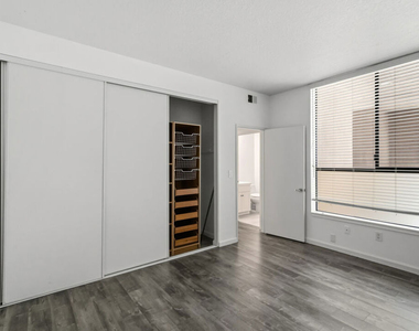 500 S Barrington Avenue - Photo Thumbnail 21