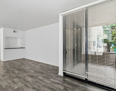 500 S Barrington Avenue - Photo Thumbnail 8