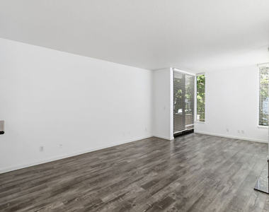 500 S Barrington Avenue - Photo Thumbnail 7