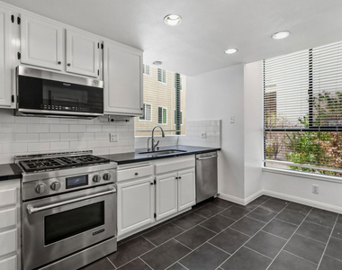 500 S Barrington Avenue - Photo Thumbnail 10