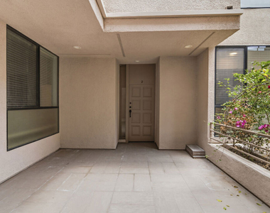 500 S Barrington Avenue - Photo Thumbnail 3