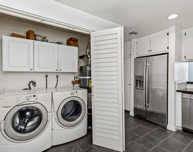 500 S Barrington Avenue - Photo Thumbnail 12