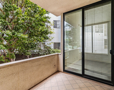 500 S Barrington Avenue - Photo Thumbnail 9