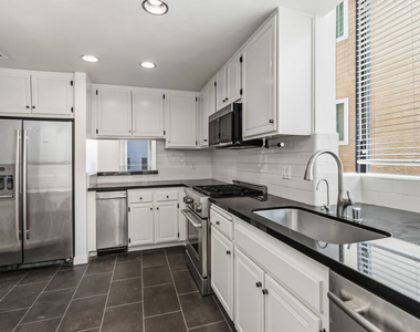 500 S Barrington Avenue - Photo Thumbnail 11