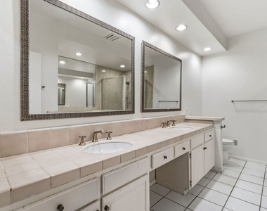 500 S Barrington Avenue - Photo Thumbnail 17