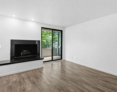 500 S Barrington Avenue - Photo Thumbnail 15