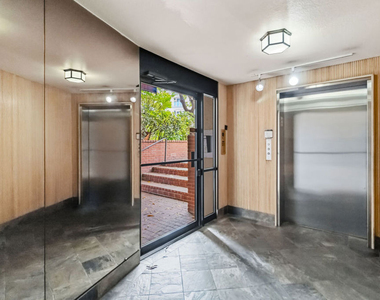 500 S Barrington Avenue - Photo Thumbnail 2