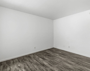 500 S Barrington Avenue - Photo Thumbnail 22