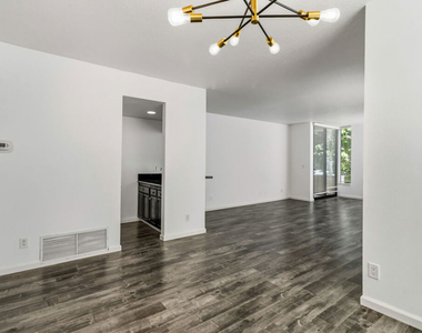 500 S Barrington Avenue - Photo Thumbnail 4