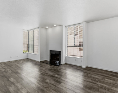 500 S Barrington Avenue - Photo Thumbnail 6