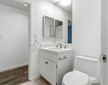 500 S Barrington Avenue - Photo Thumbnail 13