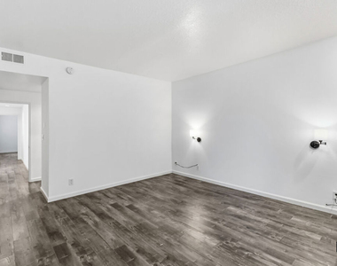 500 S Barrington Avenue - Photo Thumbnail 16