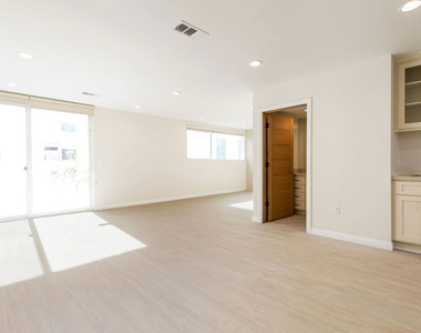 717 S Westgate Avenue - Photo Thumbnail 5