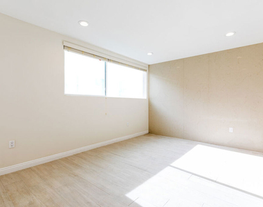 717 S Westgate Avenue - Photo Thumbnail 7