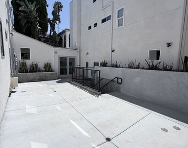 1409 N Hobart Boulevard - Photo Thumbnail 1