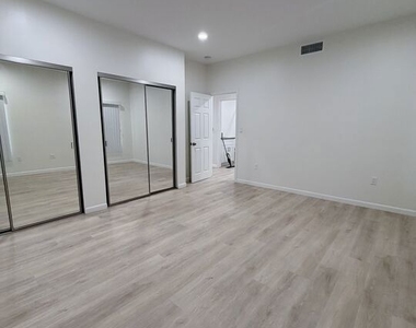 1409 N Hobart Boulevard - Photo Thumbnail 11