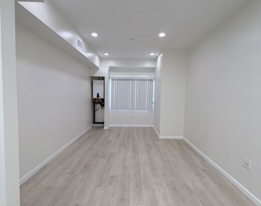 1409 N Hobart Boulevard - Photo Thumbnail 3