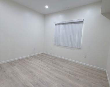1409 N Hobart Boulevard - Photo Thumbnail 12