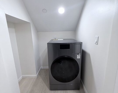1409 N Hobart Boulevard - Photo Thumbnail 7