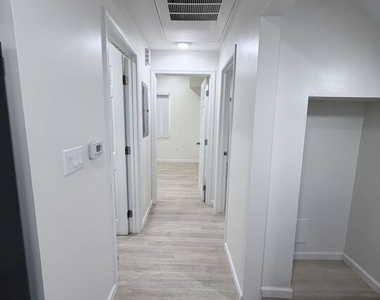 1409 N Hobart Boulevard - Photo Thumbnail 6