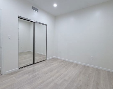 1409 N Hobart Boulevard - Photo Thumbnail 13