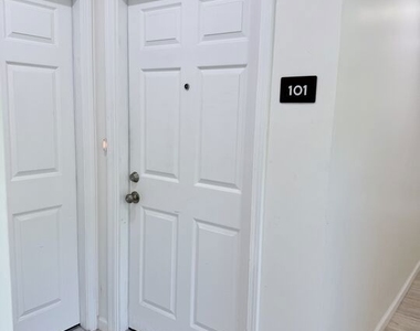 1409 N Hobart Boulevard - Photo Thumbnail 2