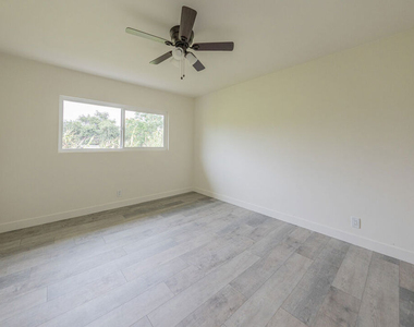 10043 Haines Canyon Avenue - Photo Thumbnail 12