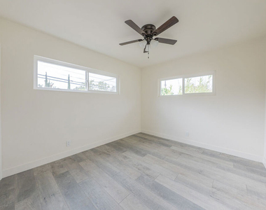 10043 Haines Canyon Avenue - Photo Thumbnail 11