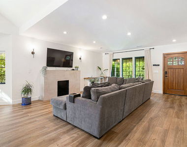 13220 Erwin Street - Photo Thumbnail 6
