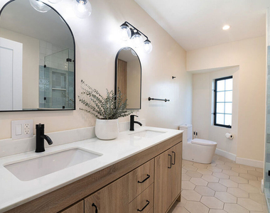 13220 Erwin Street - Photo Thumbnail 19
