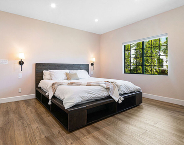 13220 Erwin Street - Photo Thumbnail 12