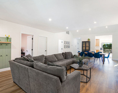 13220 Erwin Street - Photo Thumbnail 5